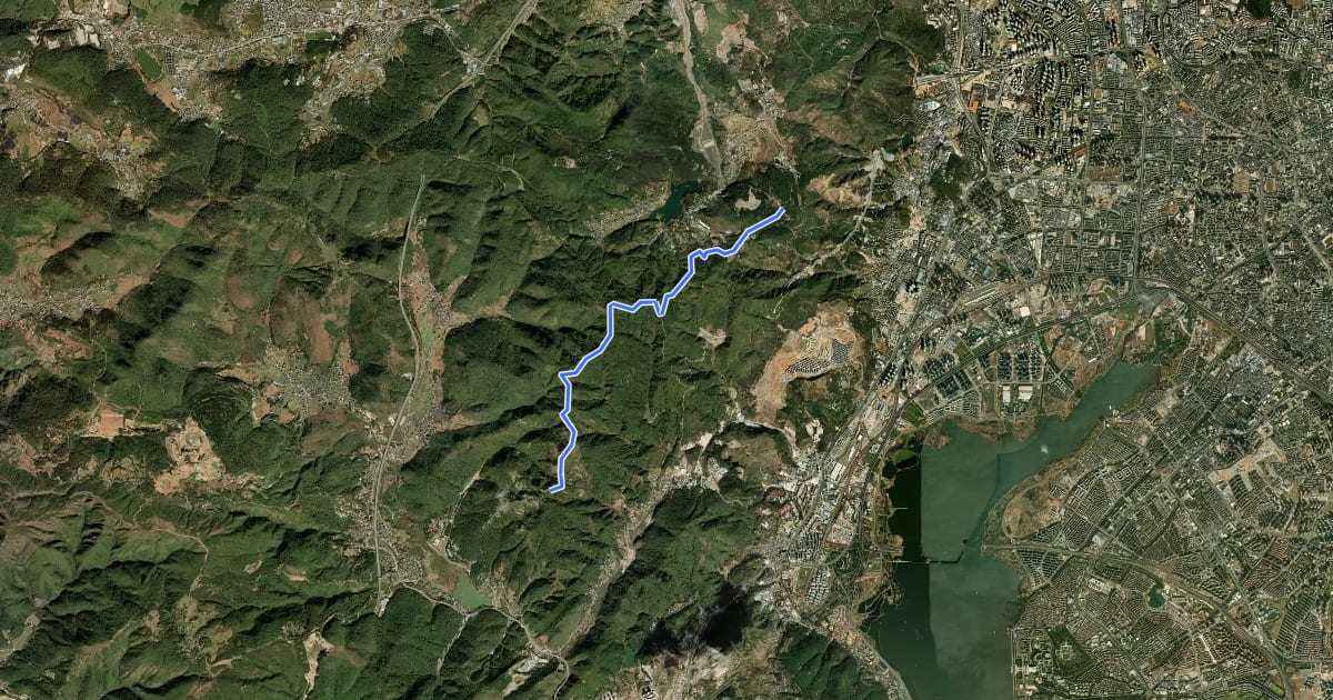 Маршрут 西山林场土路 на спутниковом снимке