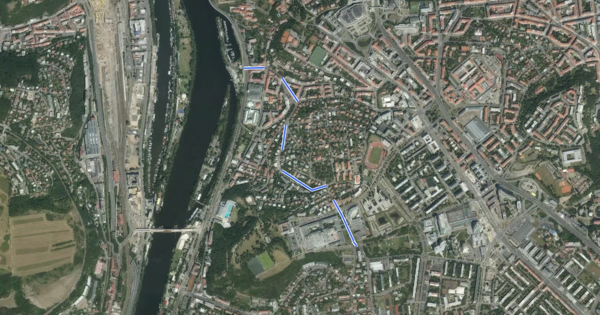 Маршрут Alt. stoupání na Pankrác. Praktická trasa Městem na kole v koriodru budoucí trasy celoměstského systému на спутниковом снимке