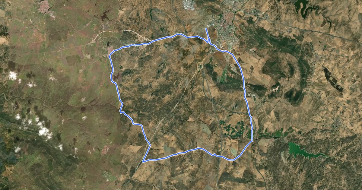 Маршрут Camino Natural Corredor Cáceres-Badajoz. Ruta Cáceres-Puerto del Pico-Cáceres на спутниковом снимке