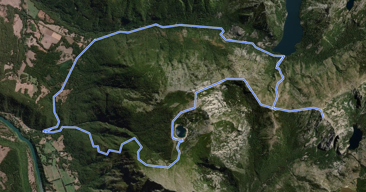 Маршрут Circuito Laguna Cañicura - Aguas Blancas на спутниковом снимке