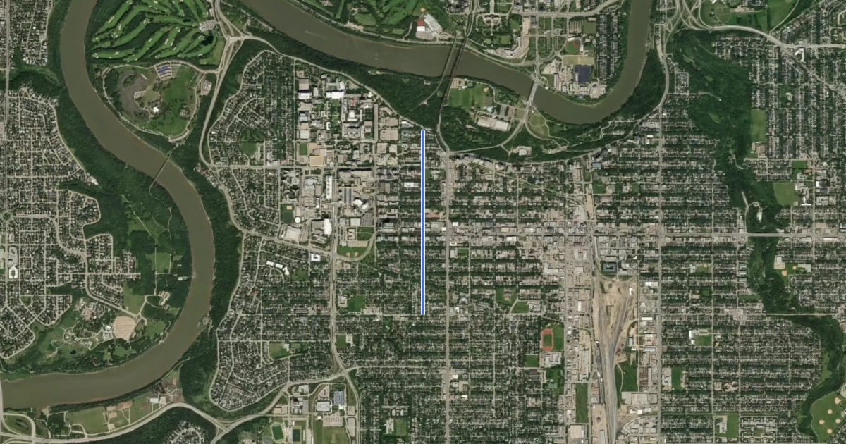 Маршрут Cycle: 110 St Protected Lane Cycle Route на спутниковом снимке