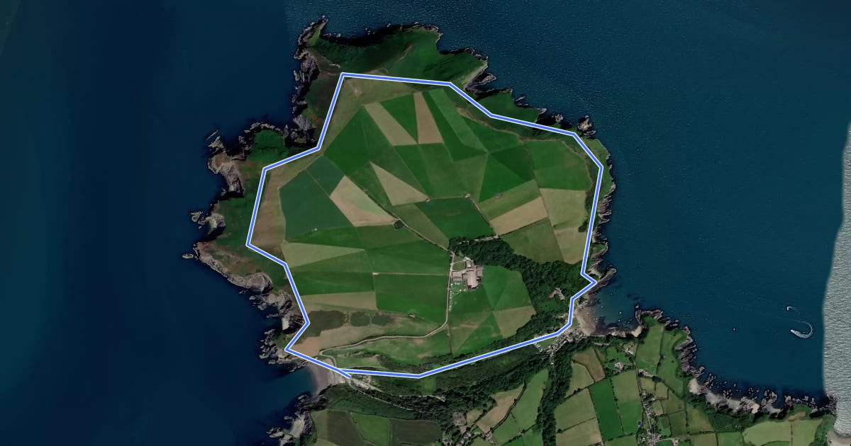 Маршрут DInas Island Circular Walk, Pembroke на спутниковом снимке