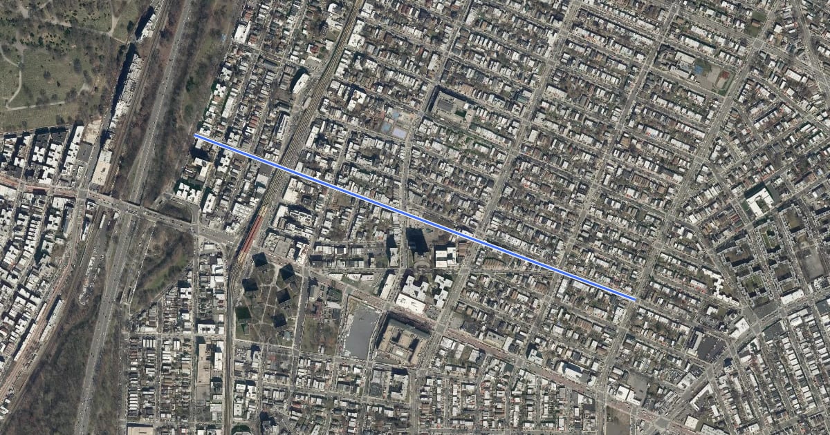 Маршрут East 213th Street на спутниковом снимке