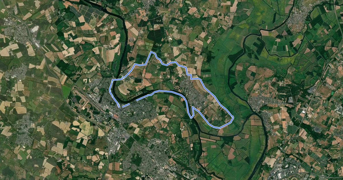 Маршрут Entre Mayenne et prairies des Basses Vallées Angevines на спутниковом снимке