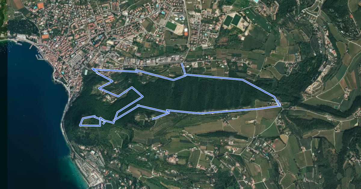 Маршрут Garda - Dacia - Eremo dei Camaldolesi - Rocca Vecchia на спутниковом снимке