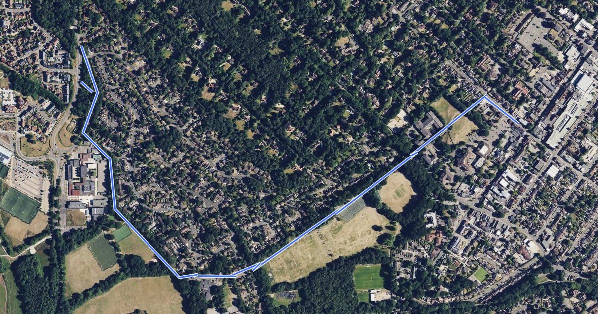 Маршрут Hitches Lane to Fleet Town Centre pedestrian and cycle route на спутниковом снимке