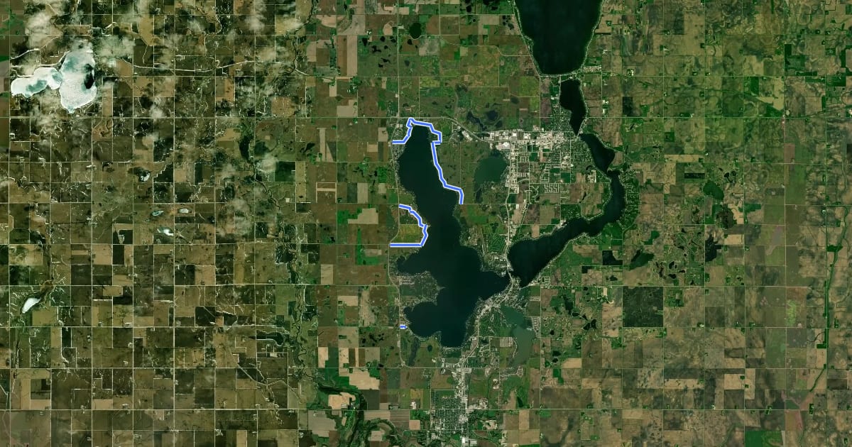 Маршрут Iowa Great Lakes Trail - Local Street Route на спутниковом снимке