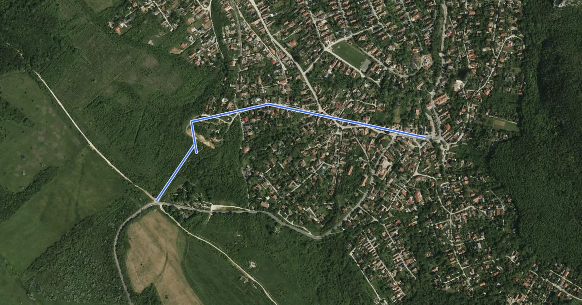 Маршрут K+ (Csobánkai-nyereg – Mária utca – Csobánka, községháza aut. m.) на спутниковом снимке
