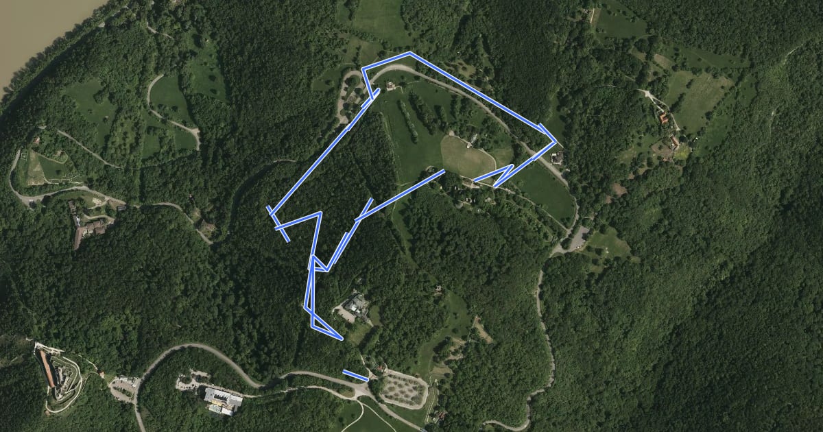 Маршрут K↺ (Nagy-Villám, autóparkoló - Visegrád, Mogyoró-hegy) на спутниковом снимке