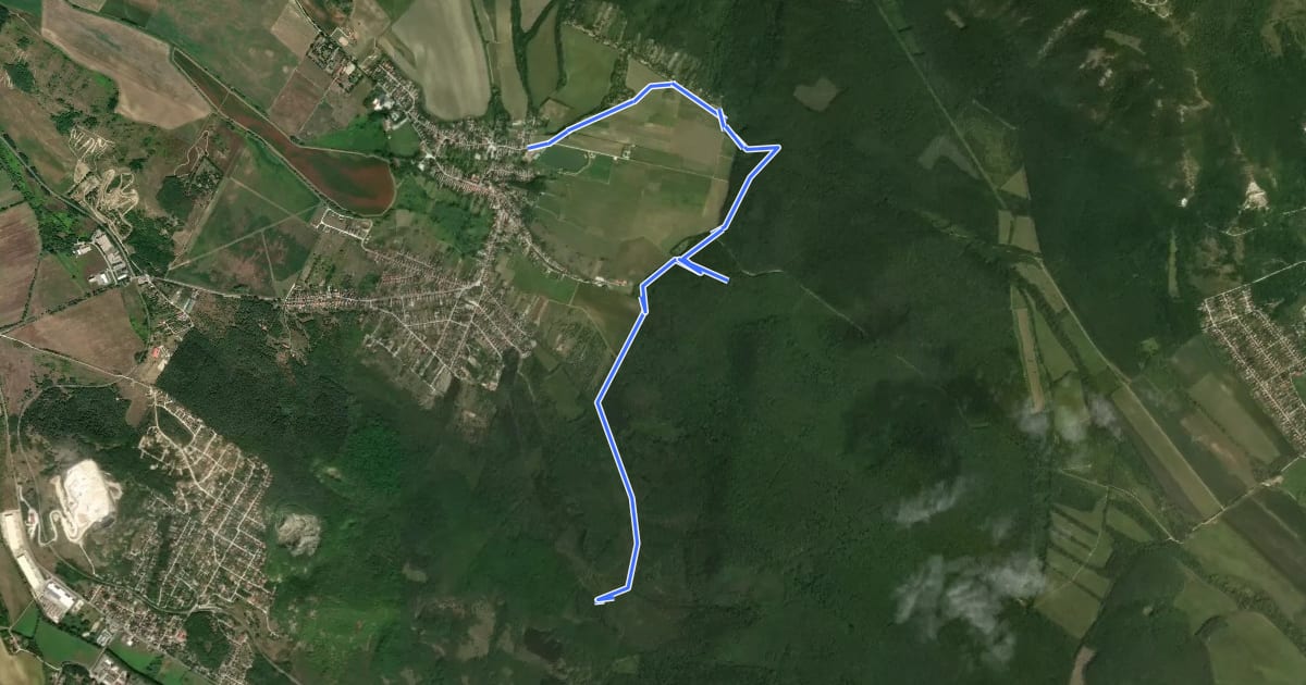 Маршрут K● (Piliscsév, Basa utca – Studenka – Tinnye-hegyi-erdő) на спутниковом снимке