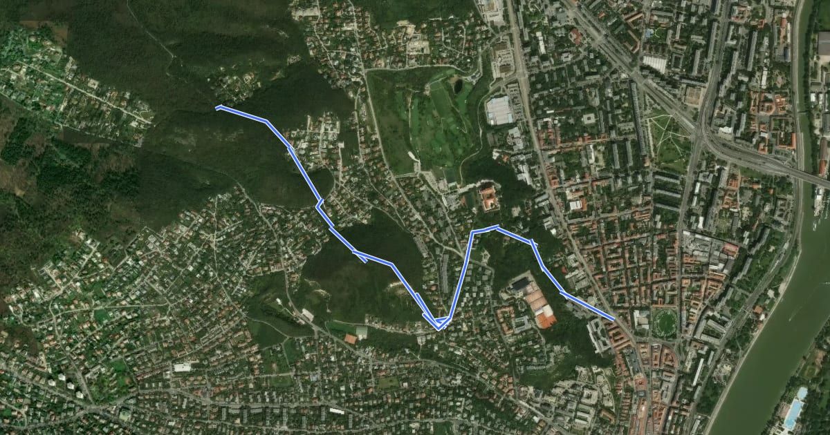 Маршрут K+ (Remete-hegyi-nyereg – Mátyás-hegy – Katinyi mártírok parkja, vill. mh.) на спутниковом снимке