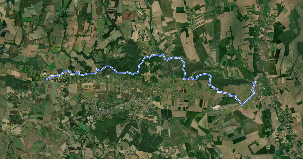 Маршрут K (Villány, vá. – Szoborpark – Csillag-völgy – Siklósi-völgy – Bika-rét – Vokány, vá. – Hosszú-rét – Kopasz-hát – Csukma-gerinc – Tenkes hegy – Tenkes csárda – Kopasz-hegyi kilátó – Diósviszló) на спутниковом снимке