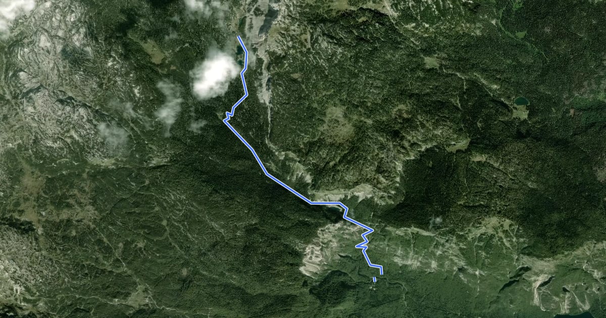 Маршрут Koča pri Savici - Komarča - Triglavska jezera на спутниковом снимке