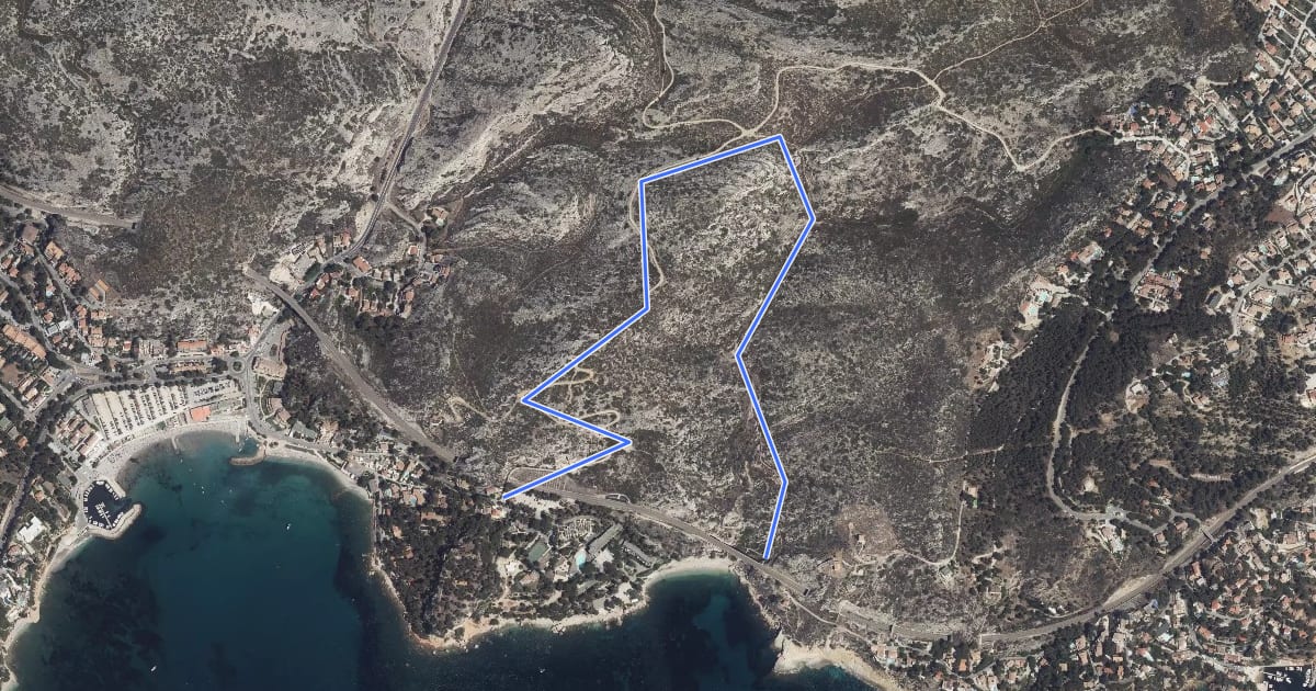 Маршрут La calanque des Eaux Salées на спутниковом снимке
