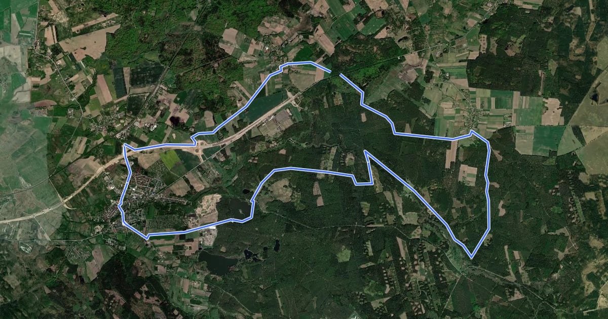 Маршрут Leśne szlaki rowerowe w gminie Sianów - Trasa nr 4 (czarny) на спутниковом снимке