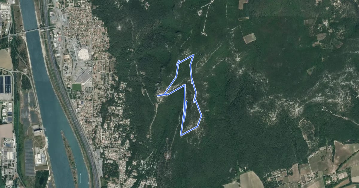 Маршрут Le village troglodytique et l'oppidum на спутниковом снимке