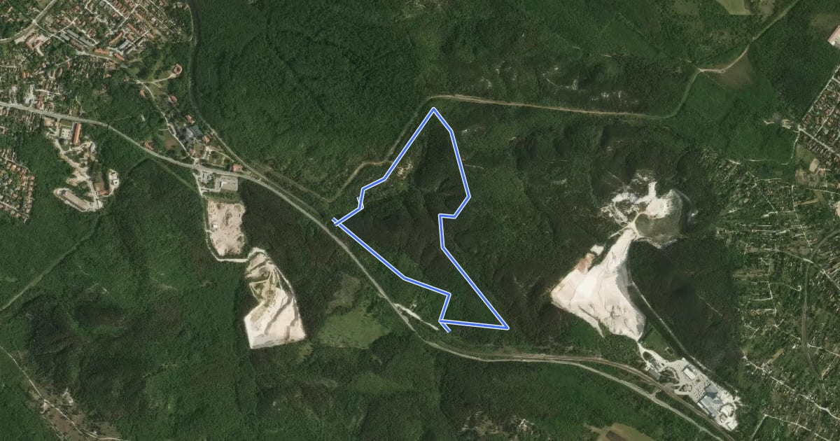 Маршрут P↺ (Kopár csárda, autóparkoló – Vörös-hegy) на спутниковом снимке