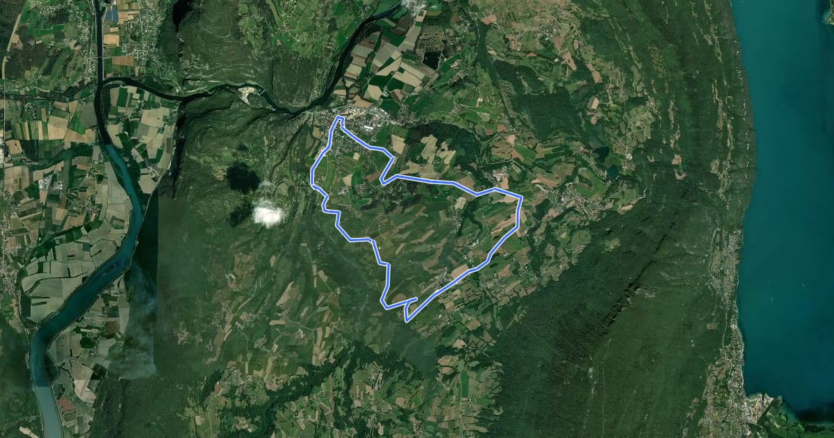 Маршрут Pays du lac d'Aiguebelette: Circuit VTT FFCT n°12 - Circuit des maisons fortes (bleu) на спутниковом снимке
