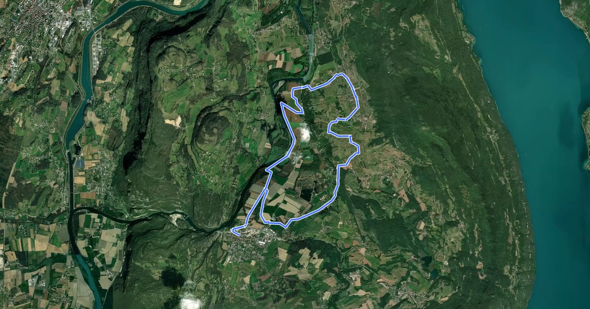 Маршрут Pays du lac d'Aiguebelette: Circuit VTT FFCT n°14 - Circuit de Saint-Romain (vert) на спутниковом снимке