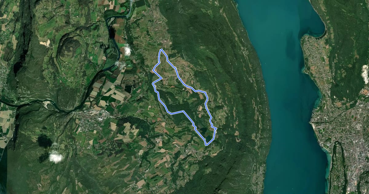 Маршрут Pays du lac d'Aiguebelette: Circuit VTT FFCT n°15 - Mont de Lierre (bleu) на спутниковом снимке