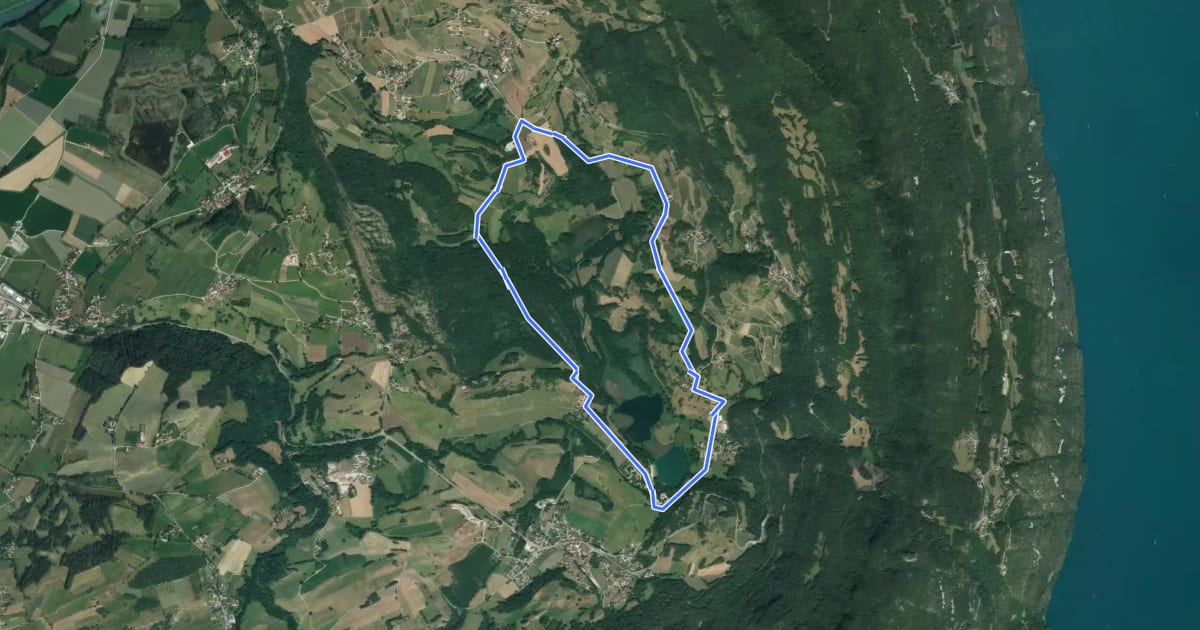 Маршрут Pays du lac d'Aiguebelette: Circuit VTT FFCT n°16 - Les lacs de Chevelu (vert) на спутниковом снимке