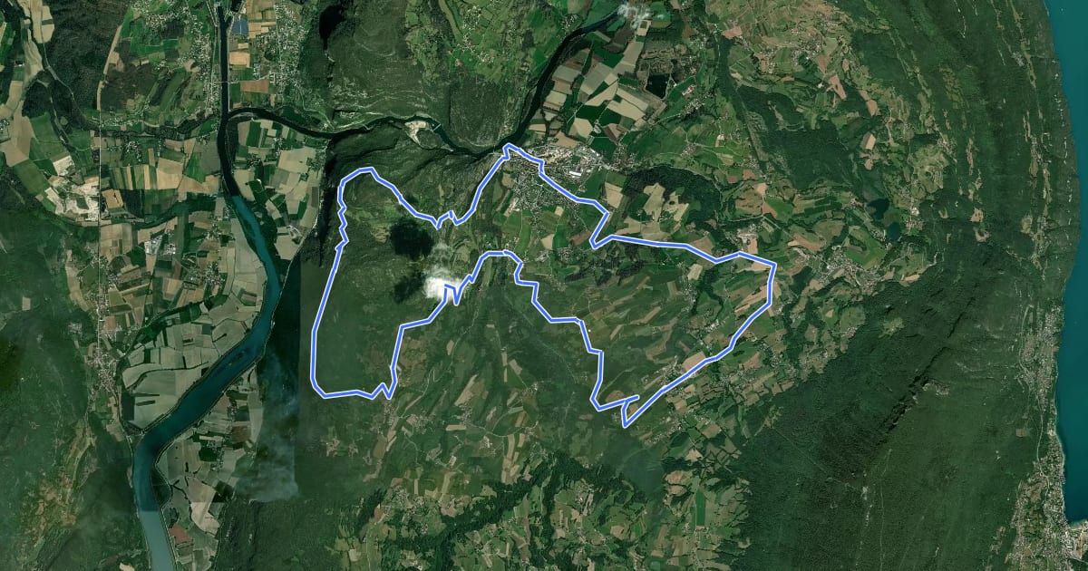 Маршрут Pays du lac d'Aiguebelette: Circuit VTT FFCT n°18 - Grand circuit St-Paul et Traize (rouge) на спутниковом снимке