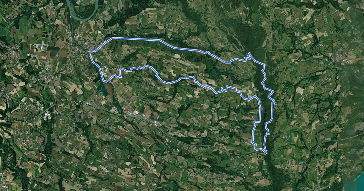 Маршрут Pays du lac d'Aiguebelette: Circuit VTT FFCT n°25 - Les falaises de Rochefort (rouge) на спутниковом снимке