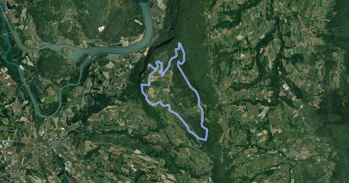 Маршрут Pays du lac d'Aiguebelette: Circuit VTT FFCT n°27 - Boucle de la Lattaz (bleu) на спутниковом снимке