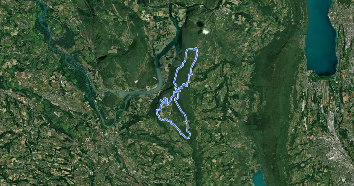 Маршрут Pays du lac d'Aiguebelette: Circuit VTT FFCT N°28 - Tour du Mont Tournier (rouge) на спутниковом снимке