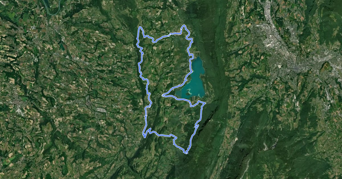 Маршрут Pays du lac d'Aiguebelette: Circuit VTT FFCT n°8 - Sur la route de la Chartreuse (noir) на спутниковом снимке