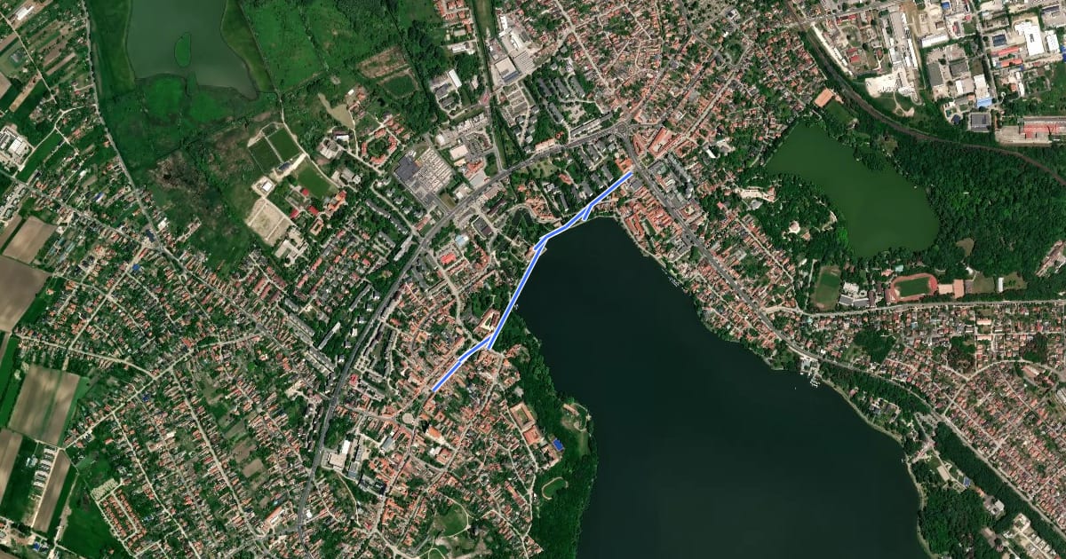 Маршрут PE (Tata, Országgyűlés tér – Tatai vár – Tata, Kossuth tér) на спутниковом снимке