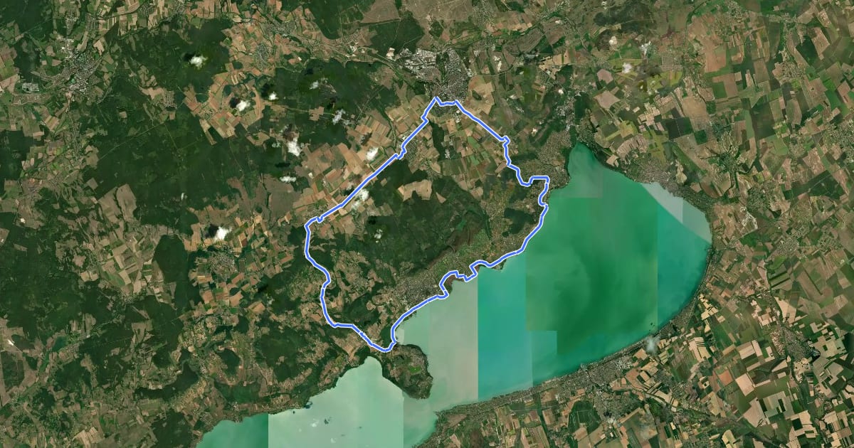 Маршрут Piros O "Veszprém-Balaton part krt." на спутниковом снимке