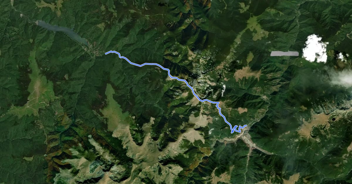 Маршрут Poiana Mărului - Valea Bistra Mărului - Valea Peceneaga - Vârful Păltinețu - Vârful Bloju - Vârful Custurii - Sub Vârful Zeicu – Valea Tomeasa – Colonia Tomeasa (barajul Gura Apelor) на спутниковом снимке