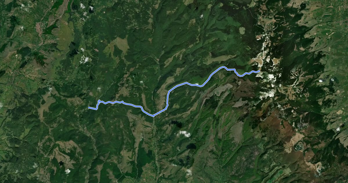 Маршрут sud de Cheile Vârghișului - Valea Fierarul - intersecție traseul BA на спутниковом снимке