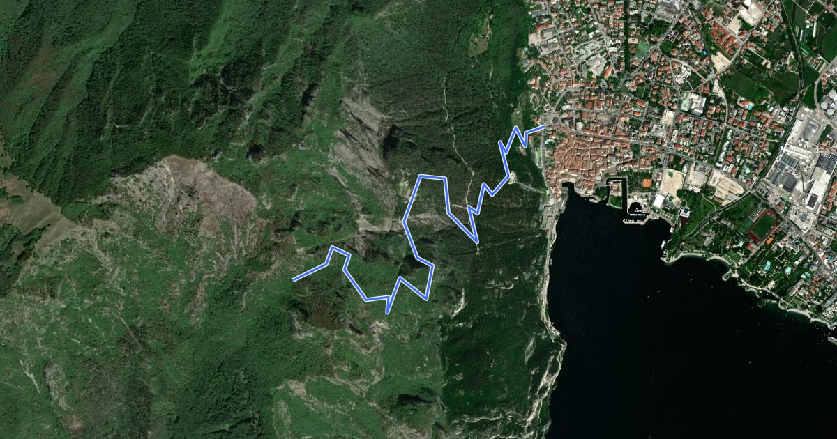 Маршрут Via ferrata del Bastione e della Rocchetta на спутниковом снимке