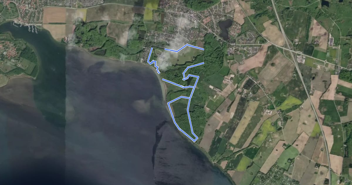 Маршрут Vintersbølle Skov og Strand - Lang на спутниковом снимке